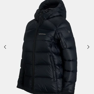 Peak performance frost dam  - Peak performance jacka i storlek S, använd 1 vinter och är superfin i skicket! Nypris - 4000kr och mitt pris - 2000kr