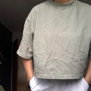Croppad T-shirt - Militärgrön croppad t-shirt!! Så trevlig så skön! Frakt: 42 kr. 