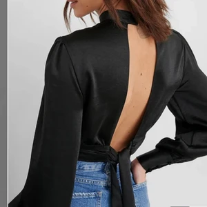 Svart topp  - Jag har en svart topp från nakd som inte kommer till användning, toppen är öppen i ryggen och är i storlek 36, hör bara av er vid fler frågor 💛💛