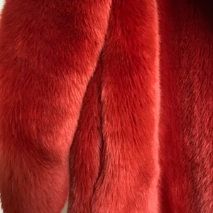Röd fuskpäls jacka - Knallröd fuskpäls jacka, använd en säsong, storlek 36. Pris 400 kr men kan diskuteras, köparen står för frakten