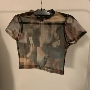 En jättefin t-shirt / Meshtopp med kerub mönster från New Girl Order, använd fåtal gånger 🤲🏻