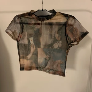 Strandtopp i Mesh New Girl Order - En jättefin t-shirt / Meshtopp med kerub mönster från New Girl Order, använd fåtal gånger 🤲🏻