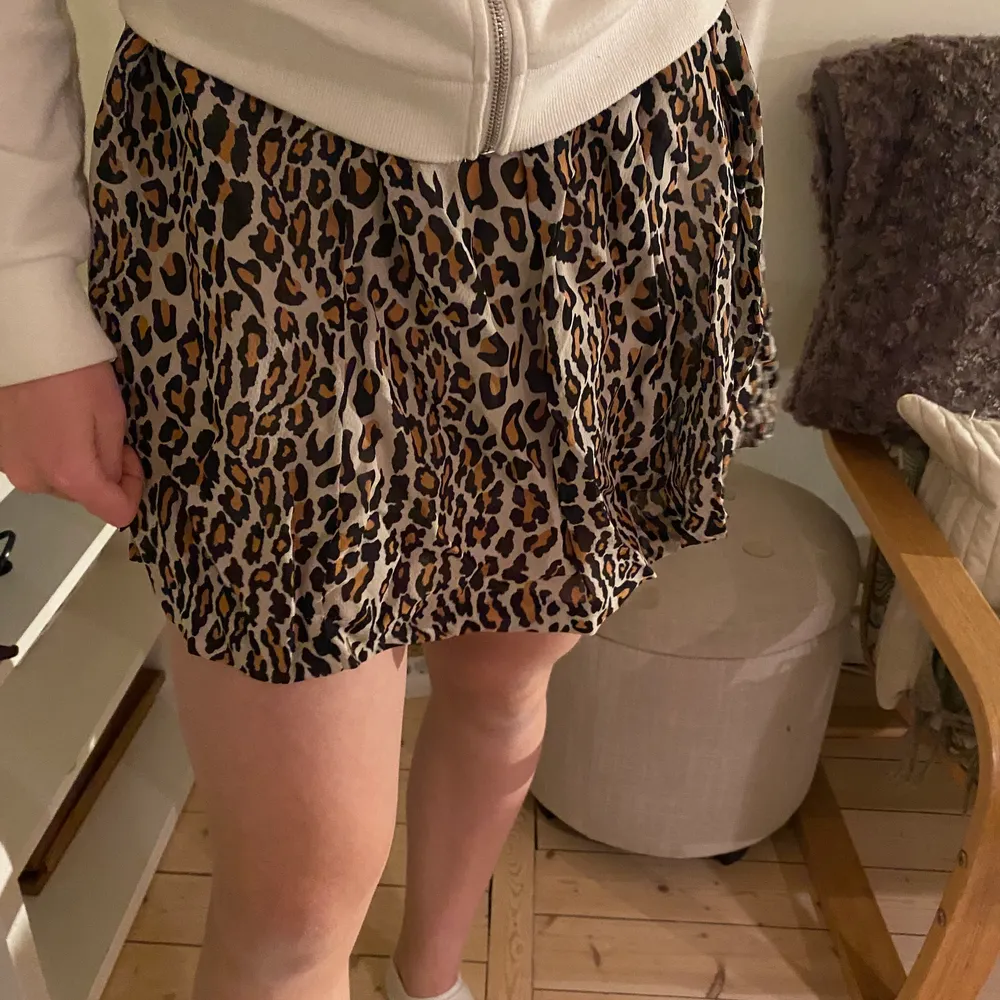 Fin kjol i leopardmönster från Baum und Pferdgaten, köpt för många år sen  för 900 kr men säljer nu för 150 (+köparen står för frakt) . Kjolar.