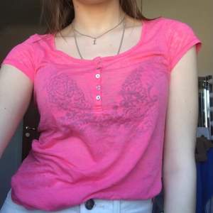 Rosa t-shirt med genomskinligt mönster från H&M. SKRIV FÖR MER BILDER‼️☺️