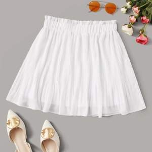 Jättefin vit kjol som inte längre kommer till användning 😜 köptes för 159kr och finns inte längre att kvar på hemsidan