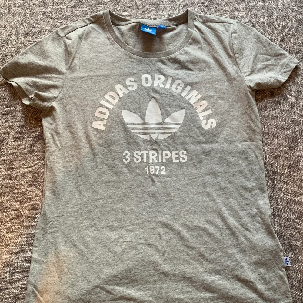 Helt ny Adidas tröja, aldrig använd! . T-shirts.