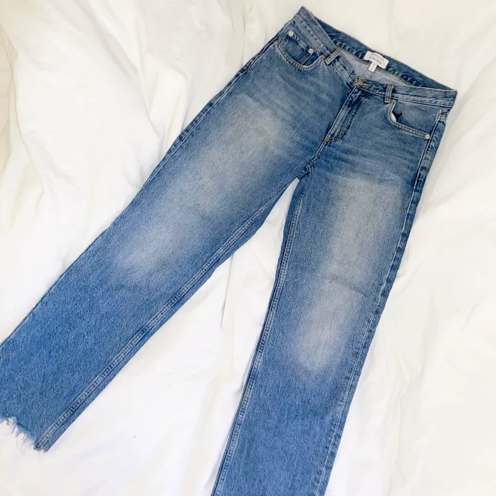 Suupersnygga raka jeans från &otherstories i fint skick. Inköpta för 790. Tyvärr blivit för små för mig men om du vill ha fler bilder är det bara att fråga 🥰  Fransar nertill som syns på första bilden 💓 . Jeans & Byxor.