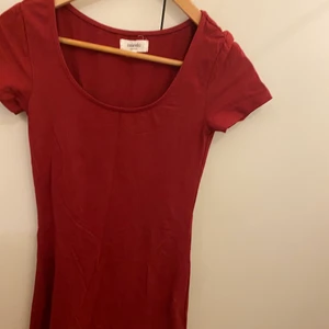 Klänning - Vinröd klänning från Zalando essentials. Storlek XS men passar mig med S också. Går till över knäna på mig som är 165💞 