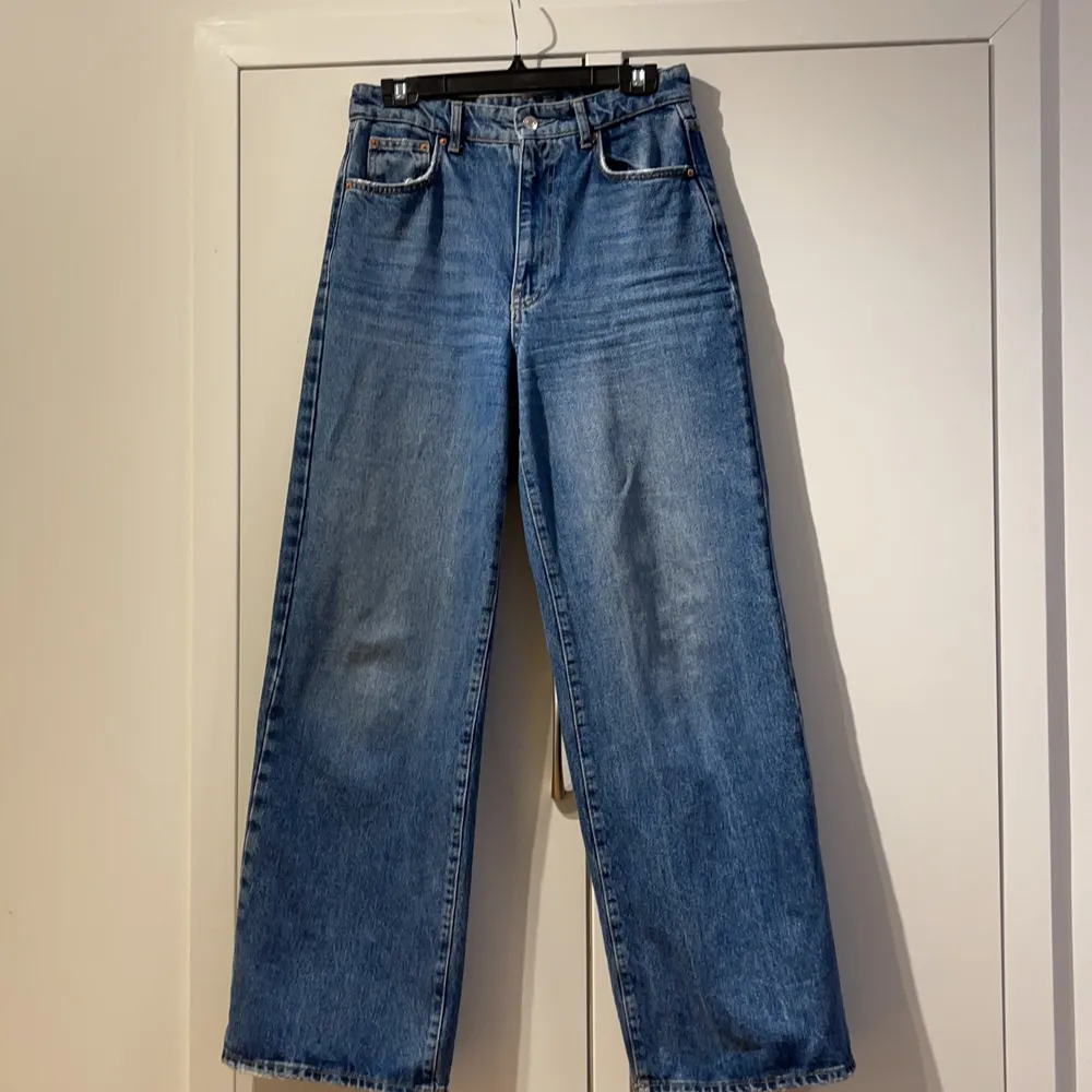 Fantastiska mörkblåa jeans som är i en ganska bred modell från Gina. Storlek 40/M, jag är 173 och på mig är dom perfekta i längd! Får inte användning av dom längre därav säljer jag dem, de har inga fläckar eller skador. Köpta för 599kr. Säljer för 140 kr + 66kr frakt. 🥰 . Jeans & Byxor.