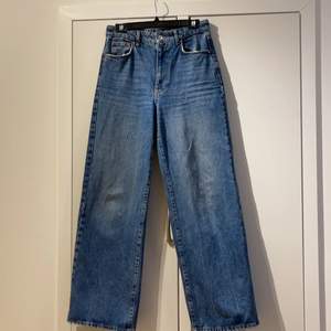 Fantastiska mörkblåa jeans som är i en ganska bred modell från Gina. Storlek 40/M, jag är 173 och på mig är dom perfekta i längd! Får inte användning av dom längre därav säljer jag dem, de har inga fläckar eller skador. Köpta för 599kr. Säljer för 140 kr + 66kr frakt. 🥰 
