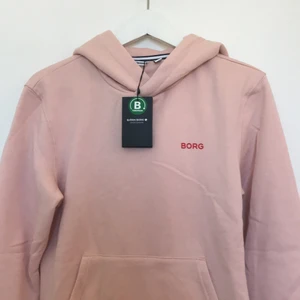 Björn Borg Hoodie  - Rosa Björn Borg Hoodie storlek 36(S) ALDRIG använd! Nytt pris 699kr mitt pris 250kr (priset kan diskuteras vid snabb affär) 🙃