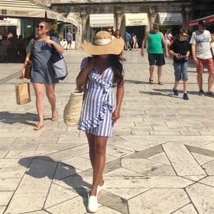 Blå randig klänning 💙⚡️ - Sjukt snygg klänning med blåa ränder, det är en klänning man knyter på sidan. Så himla fin nu till våren & sommaren, den är i fint skick & använd några gånger. Frakten ingår i priset  💙