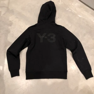 Y3 hoodie helt ny - Den är deadstock och kommer med prislapp och tags