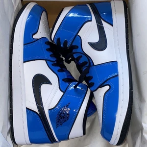 Jordans  - Säljer mina snygga Jordans 1 Mid Signal Blue. Använda 3 gånger så är i nyskick, ser ut som dem gjorde vid köp. Köpta på Footlocker herr, så dem är ÄKTA (passar tjejer med) Fraktar dem i original kartongen och kan skicka kvitto ifall det känns tryggare för köparen.💙