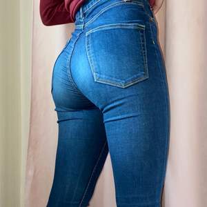 Blåa jeans i väldigt fint skick, dom har en slit vid benen på utsidan och slitning längst ner, väldigt stretchiga, storlek XXS men passar till och med till dom med S