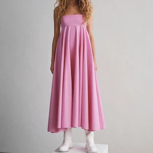 Sommarklänning - Superfin sommarklänning köpt förra säsongen men har tyvärr inte kommit till användning. Den är starkare rosa i verkligheten och även perfekt med en stickad tröja över på kvällen!