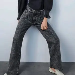 Säljer dessa coola gråa jeans från zara, de är endast använda en gång! 