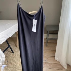 Svart klänning ny, prislapp kvar. XS - Svart klänning med tunna axelband. Ny med prislapp kvar. 