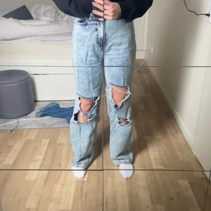 Boohoo  - Säljer mina snygga håliga jeans från boohoo, kommer tyvärr inte till användning. Hör av er för fler bilder. ( det är bra material trots att de kommer från boohoo ) storleken är 38 men passar även 36! 