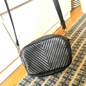 åhléns  - söt svart väska från åhléns inte min stil längre 