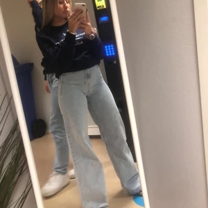 Populära Zara Jeans - Skit snygga jeans från Zara, sitter som en smäck är vanligtvis en 36 men dessa är en 34 skulle säga att den passar både 34/36 asså en lite mindre 36. Säljer pågrund av att jag har många liknande jeans. Byxorna är dessutom långa. Förvarning att de är smutsig spegel 2/3 bilden.  Du står för frakten 💗💗