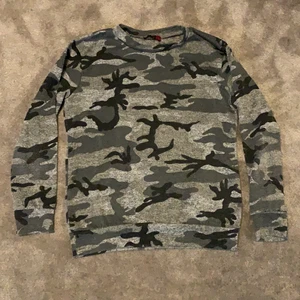 Militärtröja - Miltärmönstrad tröja från Madlady i strkl Small.