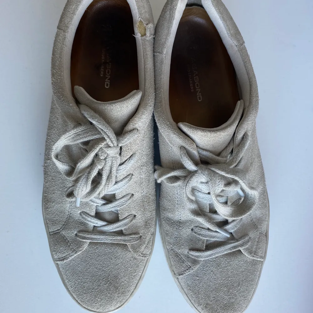 Super snygga mocka skor från Rizzo. En ljusgrå färg med en högsula. Används varsamt, men har dessvärre en sprucken kant på en skon. . Skor.