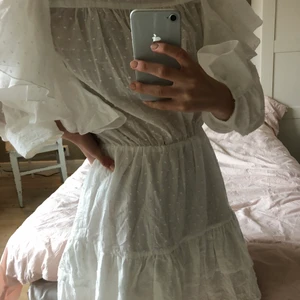 Klänning - Så fin och härlig klänning, perfekt till sommarn eller studenten. Helt oanvänd med lappen kvar!🥰 säljer pga fel storlek💗