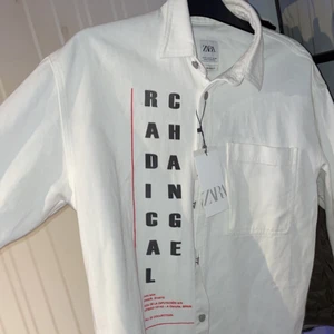 Vit jeans jacka - En väldigt snygg jeansjacka från zara som aldrig kommit till användning. Det är storlek M i jackan.