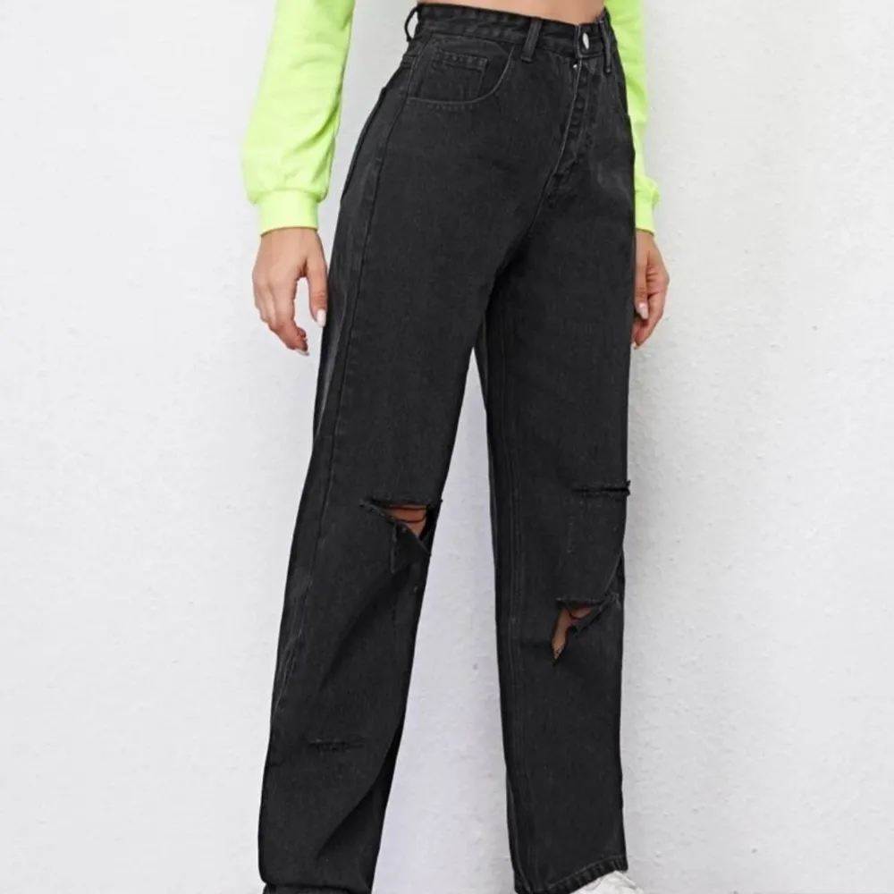Straight jeans från shein, aldrig använda då de inte va min stil.  Inga fläckar eller liknande, vet inte exakt vad frakten blir men ca 65 kr. Jeans & Byxor.