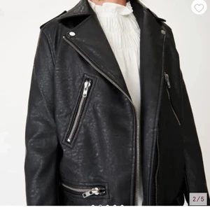 Skinnjacka Carin Wester - Skinnjacka från Carin Wester och säljer pga inte min stil. Den är i fint skick och sitter lite oversized på mig som brukar ha S i jackor. Köparen står för frakt 🤍