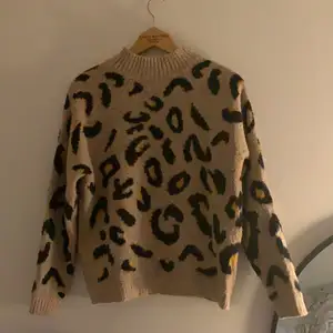 En stickad tröja med leopard mönster 