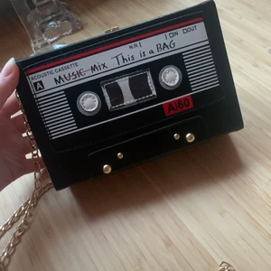 Supercool väska - Säljer denna supercoola handväskan! Aldrig använd💞