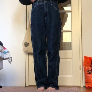 Berandy melville byxor (stav)  - Köpte dessa byxor i Storbritannien. De är hög midjade och har coola fickor .OBS slitna längst ner . men annars jätte bra kvalite . Och skulle passa någon 168-174 ungefär . Köpare står för frakt 