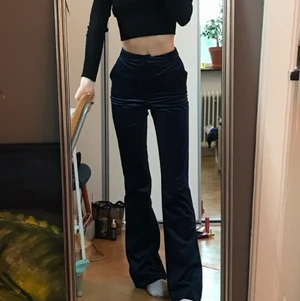 Sammetsbyxor från Asos  - köpta för 599 som blivit för små, så pass att ena kroken för att stänga byxorna åkt av. Man kan fortfarande knäppa dom med knapp på insidan, men kroken har inget att hänga fast sig i. Tror man kan lösa med att sy fast en stark tråd eller en ny krok.