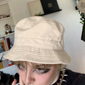 Bucket hat - Beige hatt från Gina