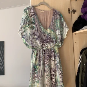 Sommarklänning  - Kortärmad lite pösigare men tajtare i midjan 