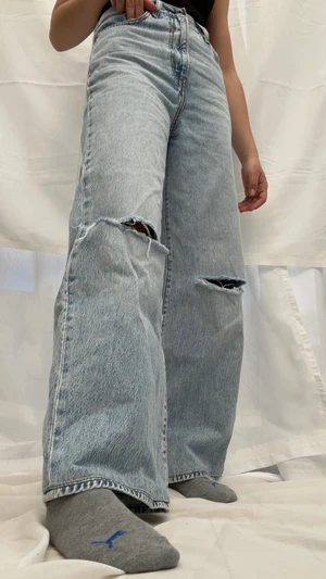 Levis jeans - Levis jeans köpta här på Plick⚡️ De är insydda i midjan och upplagda vid benen hos en skräddare, hålen på knäna har jag gjort själv🤩 de är sparsamt änvända🌸 skulle säga att du passar xs & s, 34 & 36
