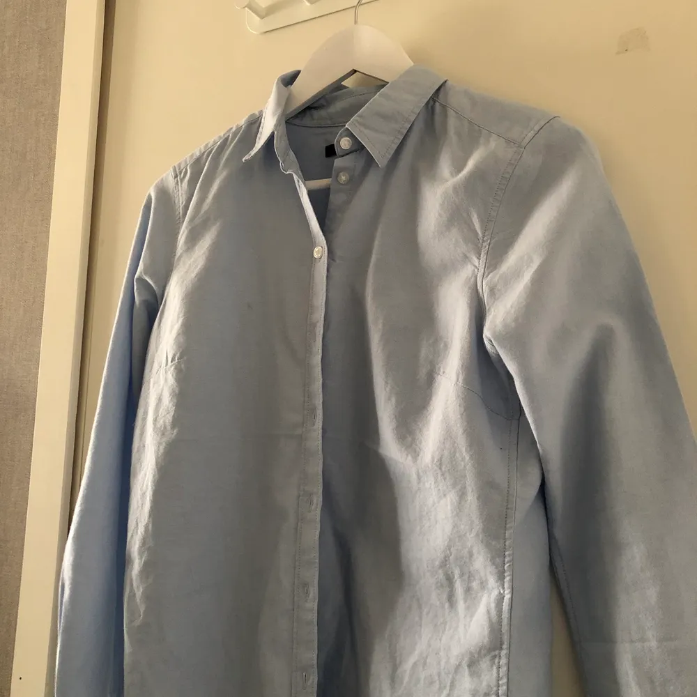 Fin ljusblå skjorta från Gina Tricot. Storlek 34, aldrig använd!. Skjortor.