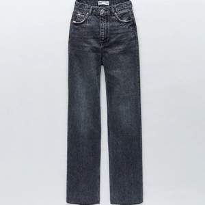 Zara 90s full lenght jeans i grå melerade/svart i ett bra skick. Strolek 38. Jag är 171cm lång.  Frakt kostnad tillkommer 66kr postnord spårbart paket :)  