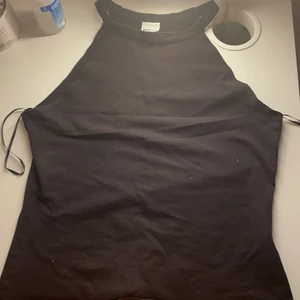 Svart tröja med krage - Den är helt oanvänd, det står storlek L men passar som M.