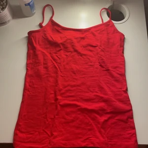 Röd linne - Den är helt ny, oanvänd 