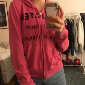 Holister kofta!  - Säljer en super fin holister kofta som bara är använd fåtal gånger! Mycket bra skick!