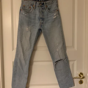 Levis jeans - Levis jeans i modell 501. De är uppsydda för någon som är 155 cm och går lite längre ned än till anklarna på mig. Storleken motsvarar nu ungefär w24 L27. Inga defekter