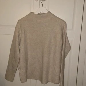 Stickad tröja  - Jättefin stickad tröja med en lite högre krage från uniqlo. Storlek M men passar mig som har S också. Köparen stor för frakt. Skriv för fler bilder elelr frågor. 