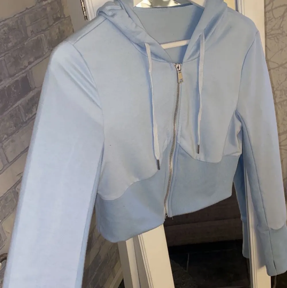En av mina favorit hoodies, den är i en babyblå färg och är cropad🦋. Hoodies.