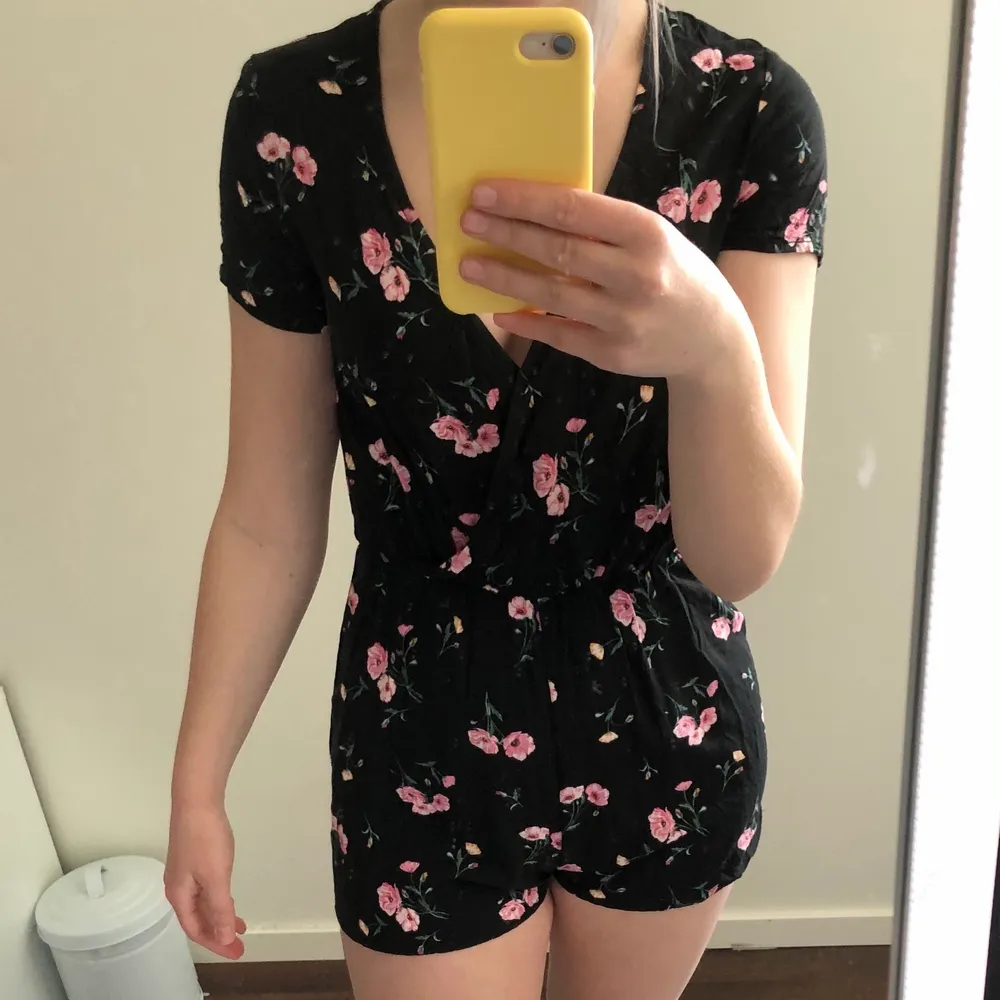 En blommig playsuit från H&M, i princip oanvänd testad och gått med den 2h på en dag. Klänningar.