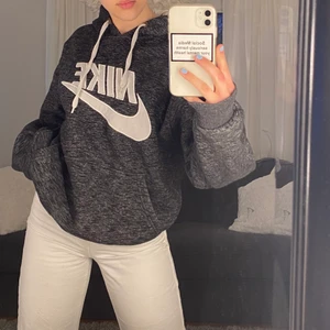 VINTAGE HODDIE - En vintage hoddie. Tjock och bra kvalite. Hyfsat stor luva. Den är i XL men passar bra som oversize för er som är mellan XS-S. Jag är 168 cm lång. Säljer för 200kr+frakt (köparen står för frakten) 