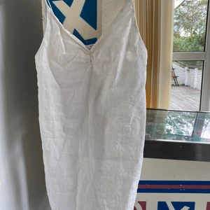 Vit linneklänning  - Superfin linneklänning i rak modell från mango i storlek L men skulle säga att den passar en S bättre. Perfekt till sommaren!