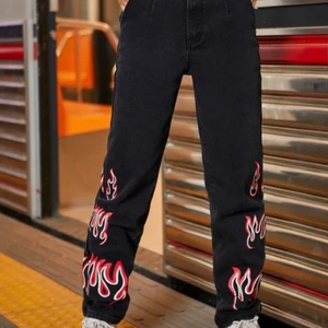 Jeans - Säljer dessa skit coola jeans pga att jag fick två par. Storlek L (funkar på M). Jag är själv 167cm så den når ner till marken. Köparen står för frakten